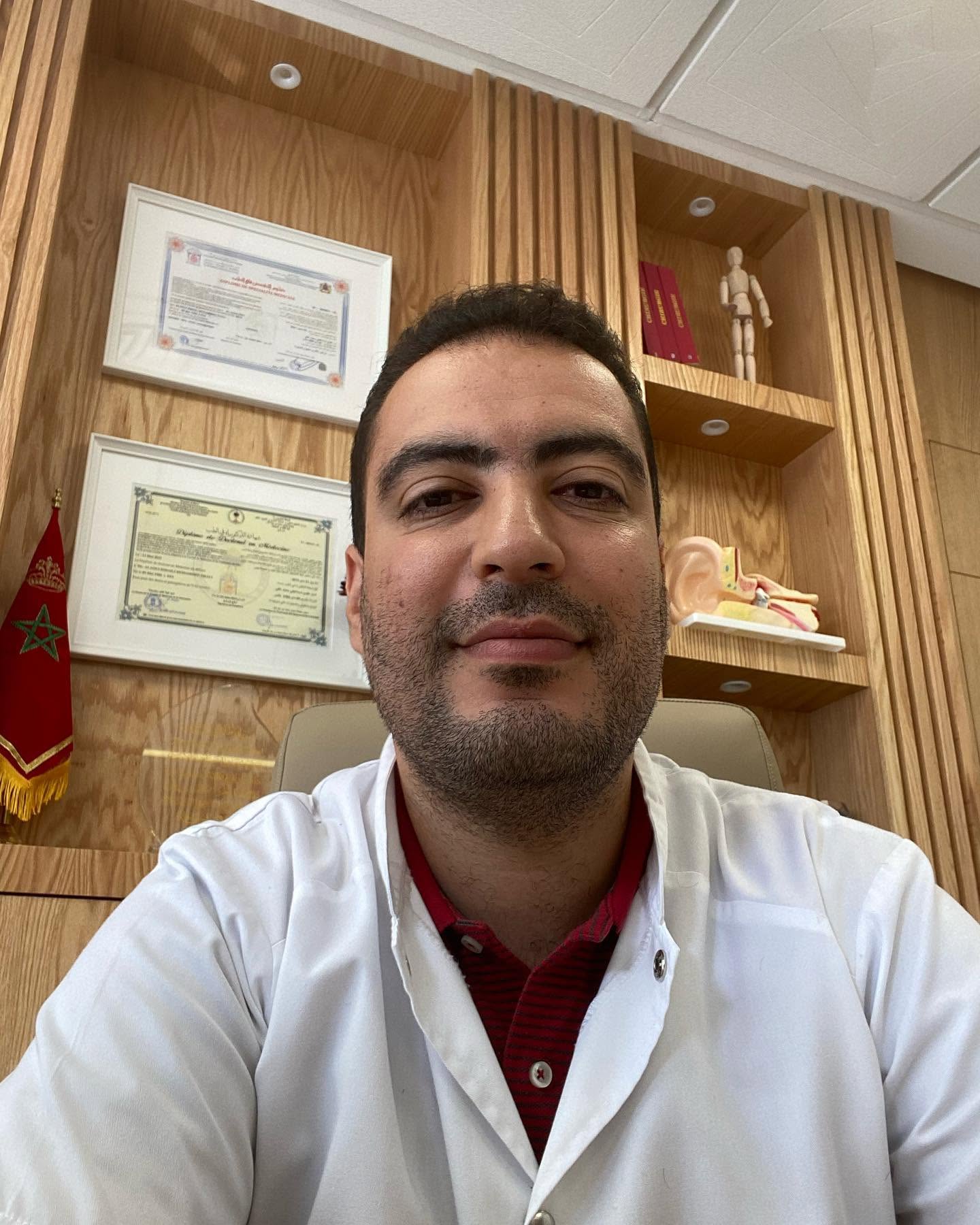 Portrait du Dr Alaoui Ismaili Mohammed Ghali dans son cabinet